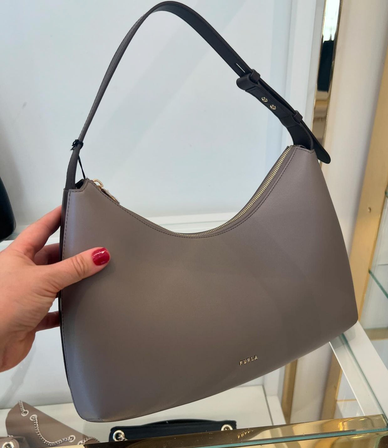 入手困難★ FURLA☆ フラッフィFEBE♪ HOBO サイズS【多色】 Furla Febe Medium Leather Hobo in Black | Lyst