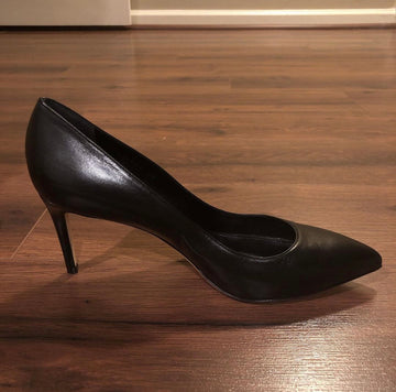 Gucci black leather pump